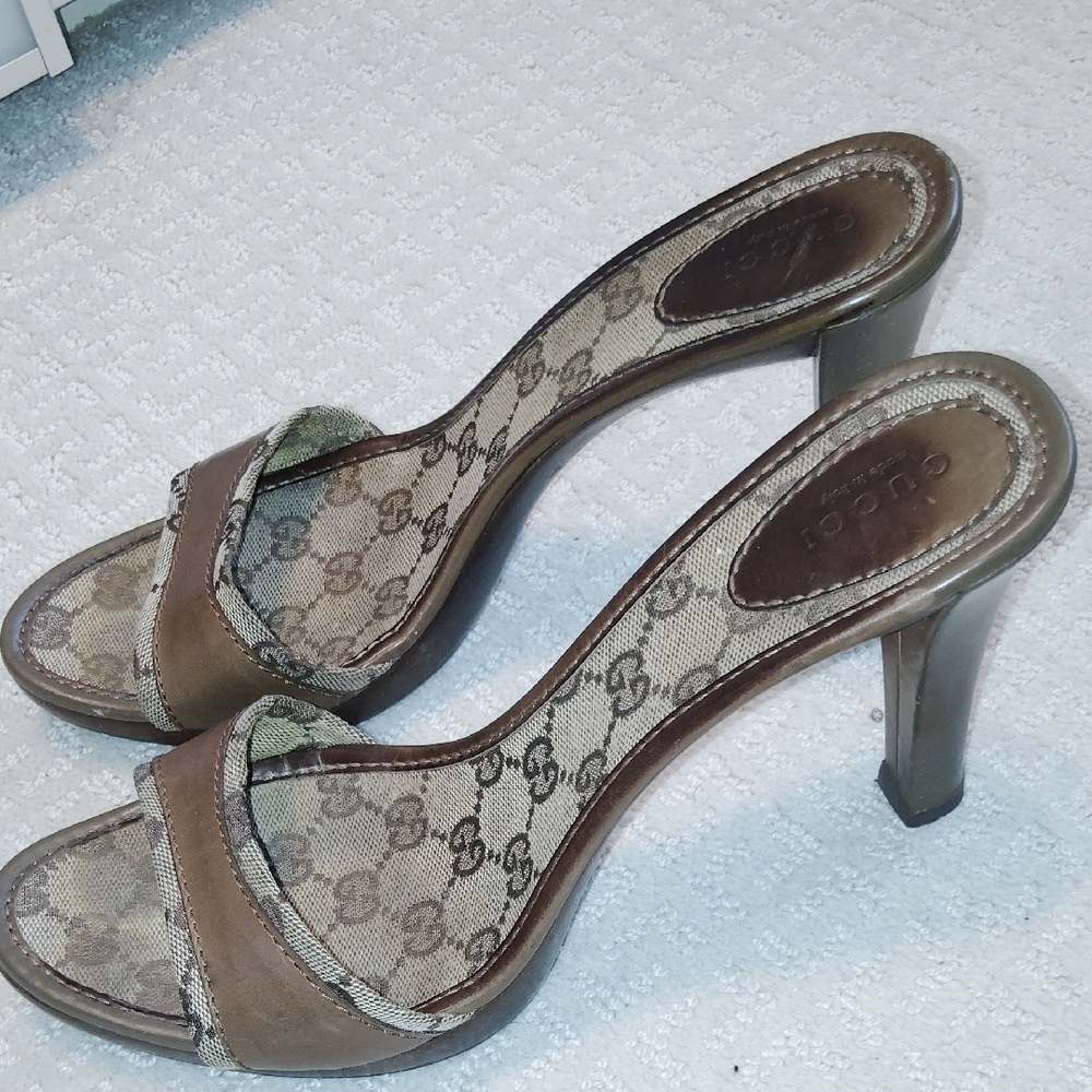Gucci Tan Monogram Heeled Sandals Authentic Pre-Loved - Picture 2 of 7